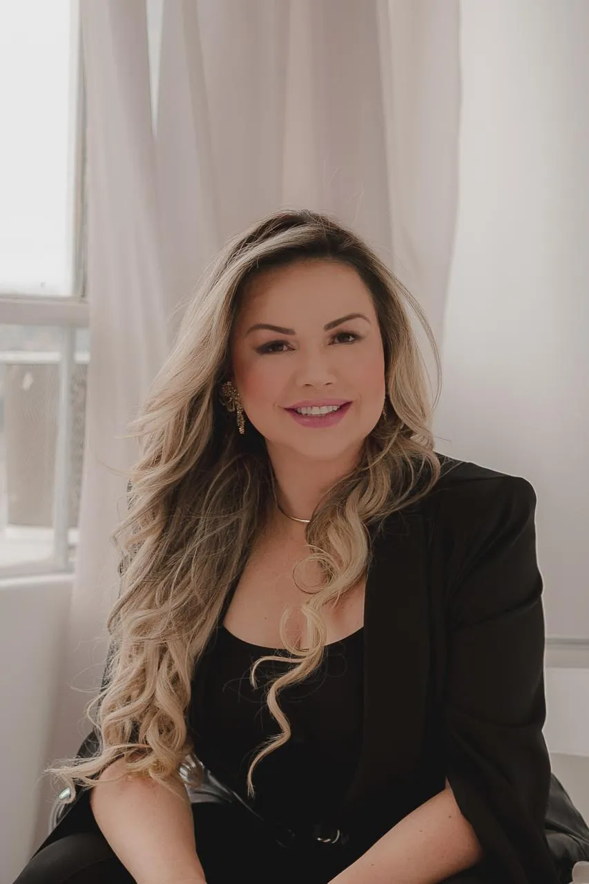 Dra. Érika Silvana Saquetti Martins, sorrindo, em ambiente claro